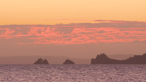 Sonnenaufgang-Rosa-Wolken-Porquerolles-Felsige-Halbinsel-Frankreich-Mittelmeer